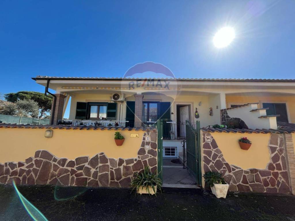 Villa Bifamiliare in vendita ad Ardea via Pratica di Mare, 62