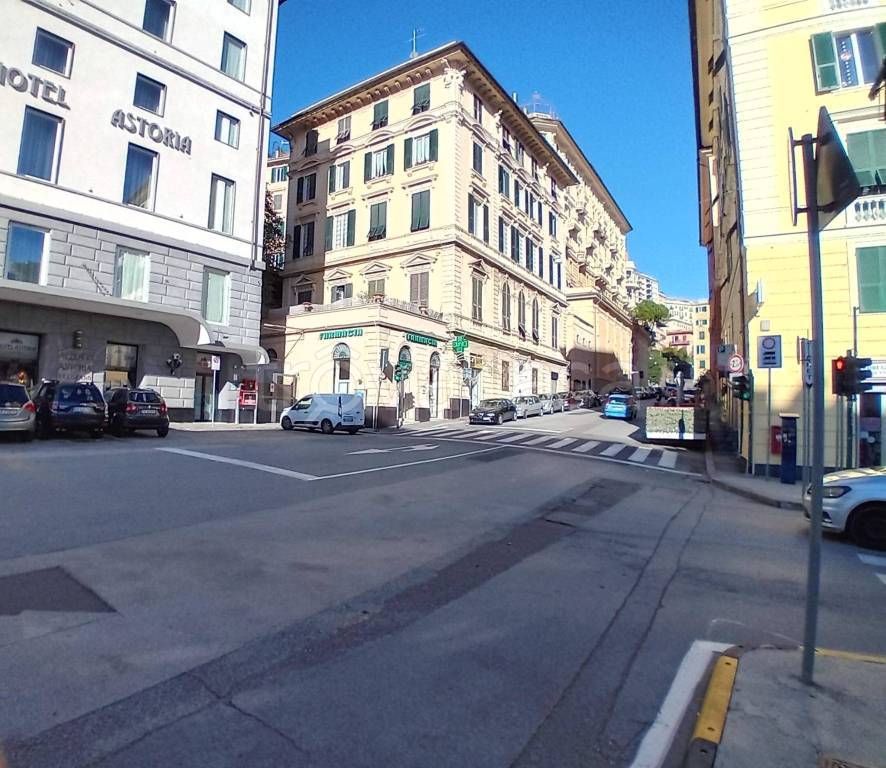Magazzino in vendita a Genova via Gropallo, 4