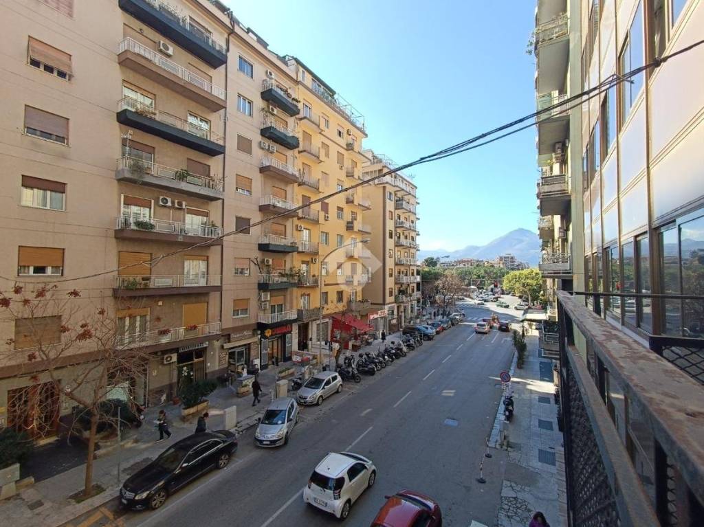 Appartamento in vendita a Palermo via Imperatore Federico