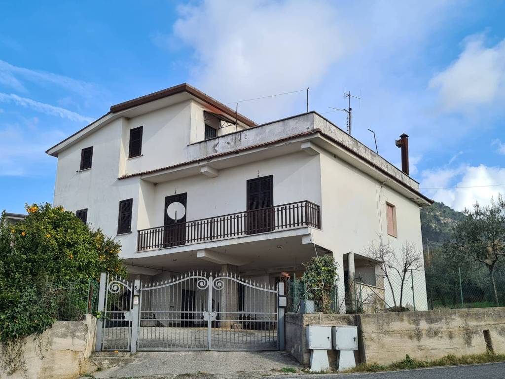 Villa Bifamiliare in vendita ad Alatri via Fontana Scurano