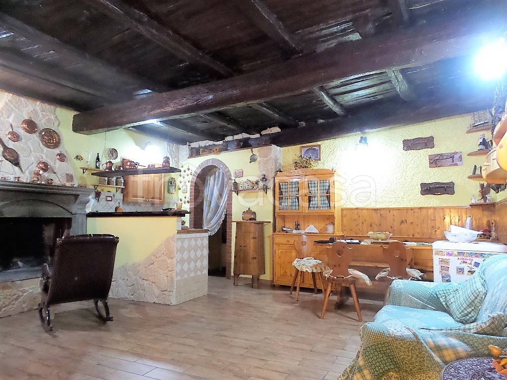 Appartamento in vendita a Caprarola via Sardegna