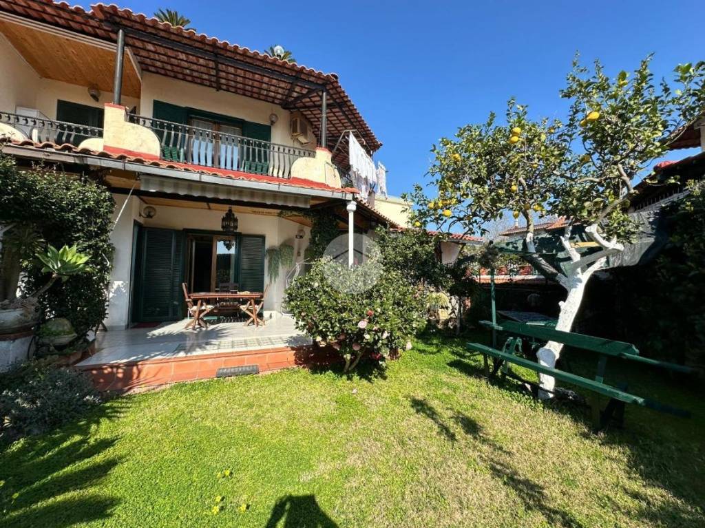 Villa a Schiera in vendita a Bacoli via Cuma