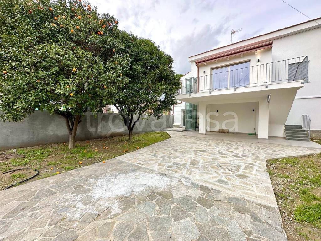 Villa in vendita a Pietra Ligure via Nazario Sauro, 12