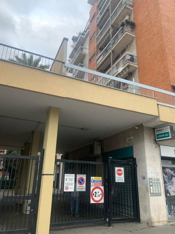 Appartamento in vendita a Milano via Console Marcello, 18