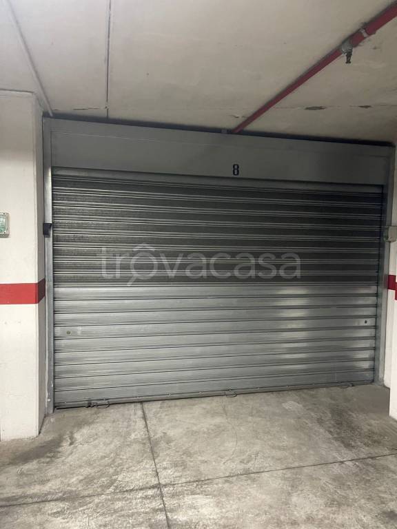 Garage in affitto a Bari via Lucera, 4