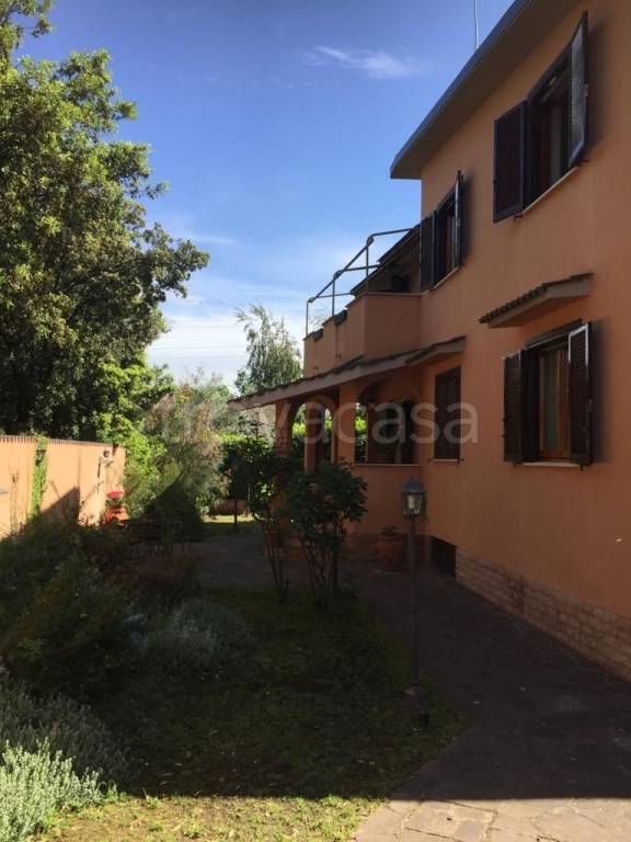Villa Bifamiliare in in vendita da privato a Guidonia Montecelio via Poggio Ameno, 66