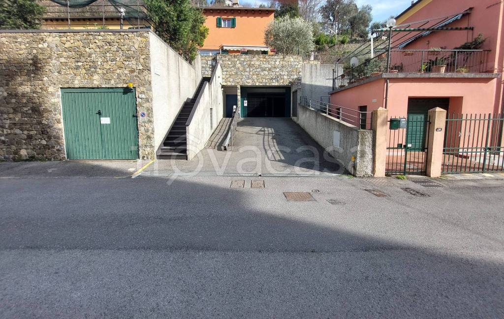 Garage in vendita a Genova via Giro del Fullo, 1b