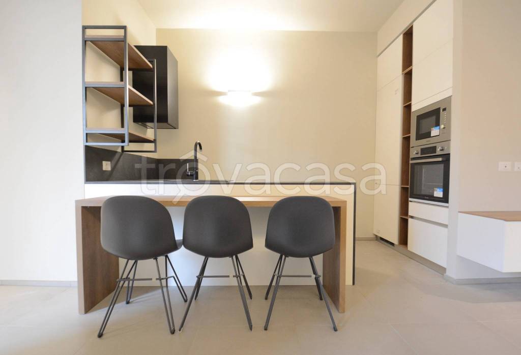 Appartamento in affitto a Milano via Edmondo De Amicis, 28