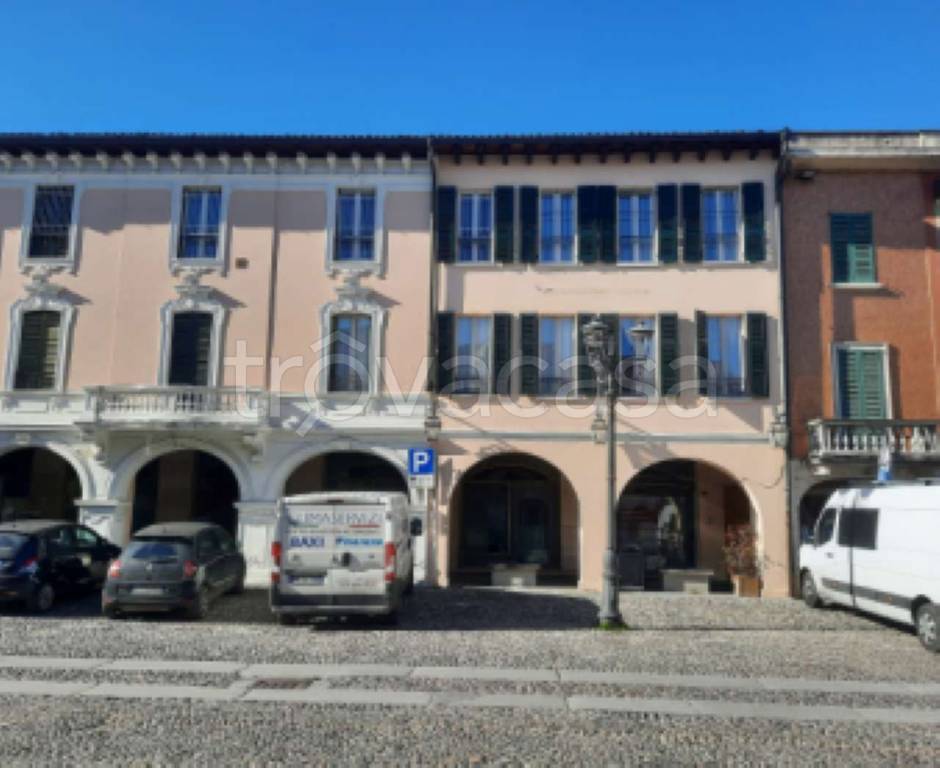 Filiale Bancaria in vendita a Orzinuovi piazza Vittorio Emanuele II 18