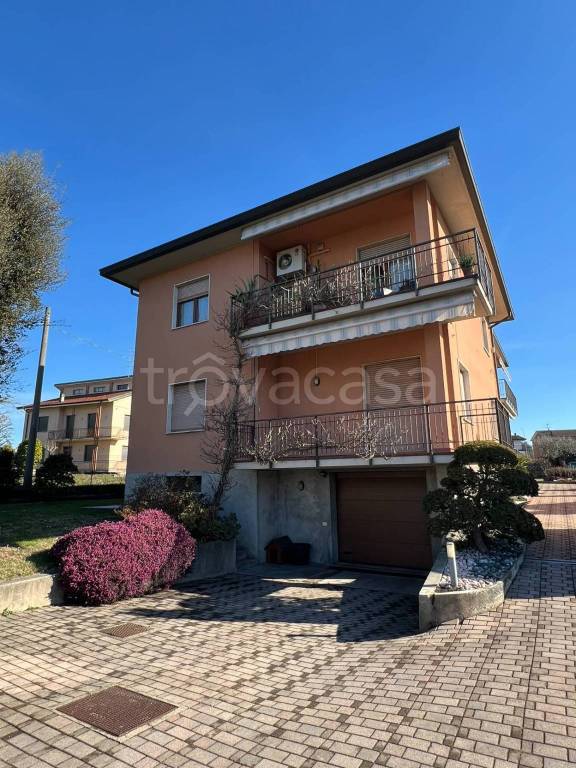 Villa in vendita a Vertemate con Minoprio via Manzoni, 7