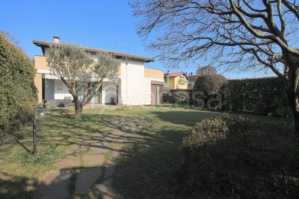 Villa in vendita a Cucciago via Giacomo Leopardi, 20