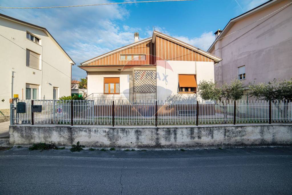 Casa Indipendente in vendita a Maiolati Spontini via Tullio Ceccacci, 44