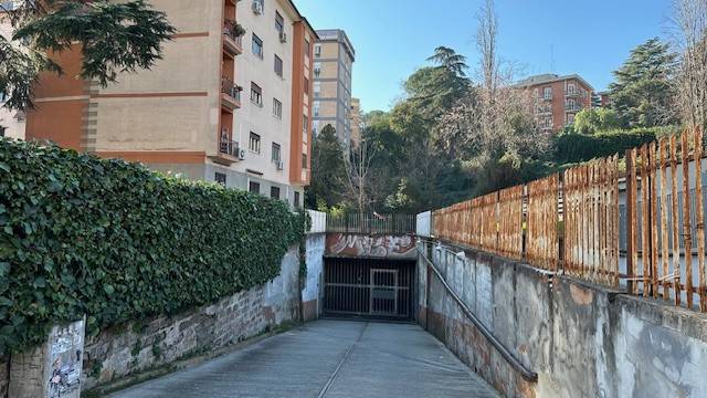 Garage in vendita a Roma via Monte Cervialto