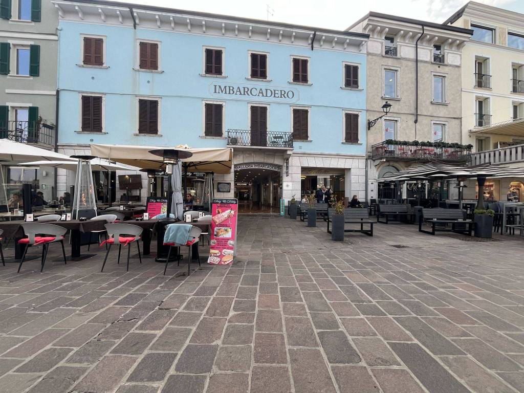Negozio in vendita a Desenzano del Garda piazza giacomo matteotti