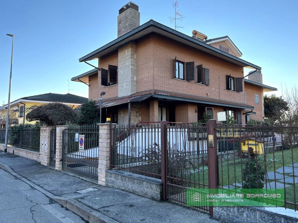 Villa Bifamiliare in vendita a Peschiera Borromeo via Alcide De Gasperi, 7