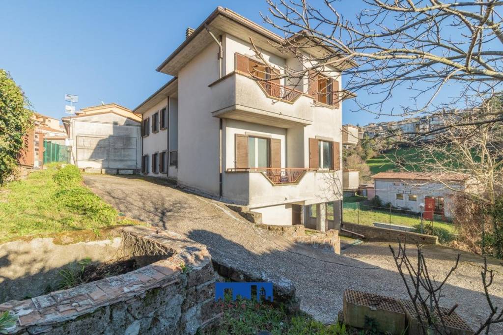 Villa Bifamiliare in vendita a Montefiascone via del Lago, 53