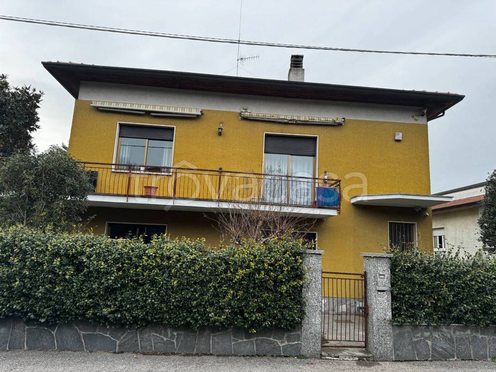 Villa Bifamiliare in vendita a Gavirate via dei Fiordalisi, 6