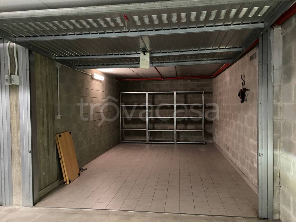Garage in vendita a Milano via Riccione, 11