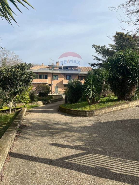 Villa Bifamiliare in vendita a Pomezia via Mar Libico, 19
