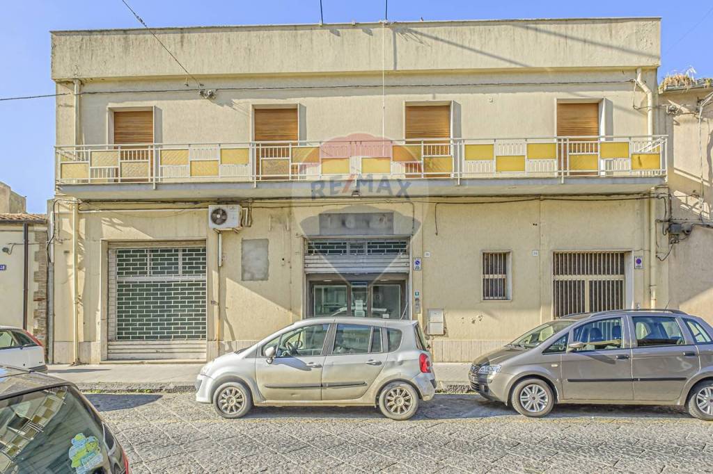Negozio in vendita a Caltagirone via Porta del Vento, 34