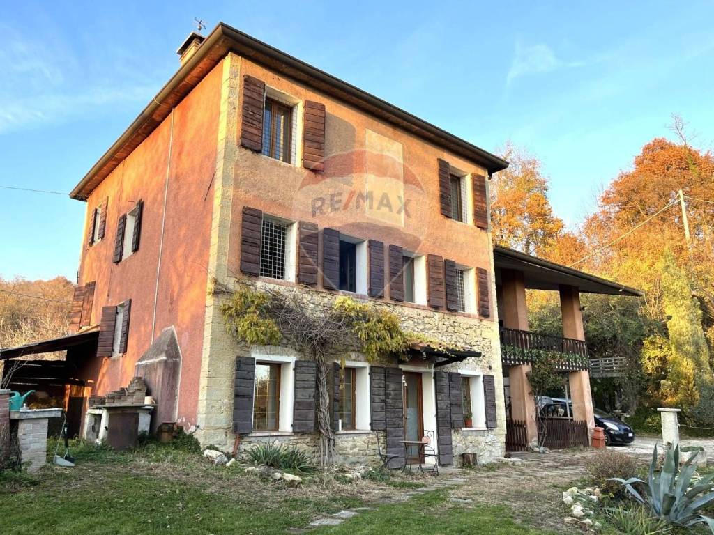 Casa Indipendente in vendita a Castelcucco via Rive, 15