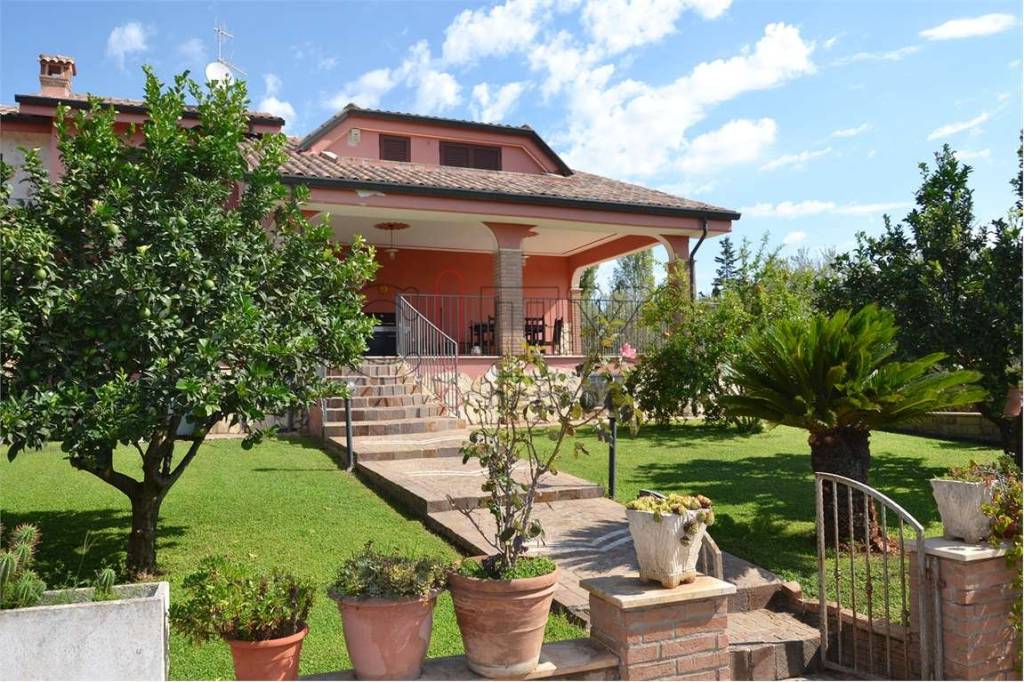 Villa Bifamiliare in vendita a Pomezia via Dei Pioppi
