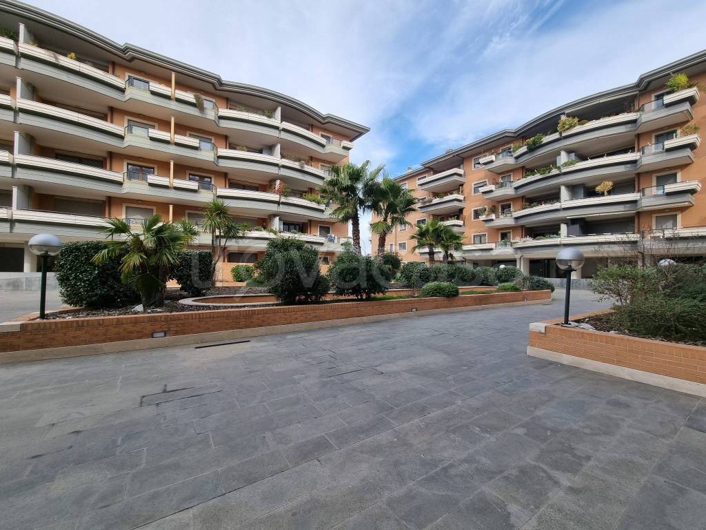 Appartamento in vendita a Roma via Carlo Urbani