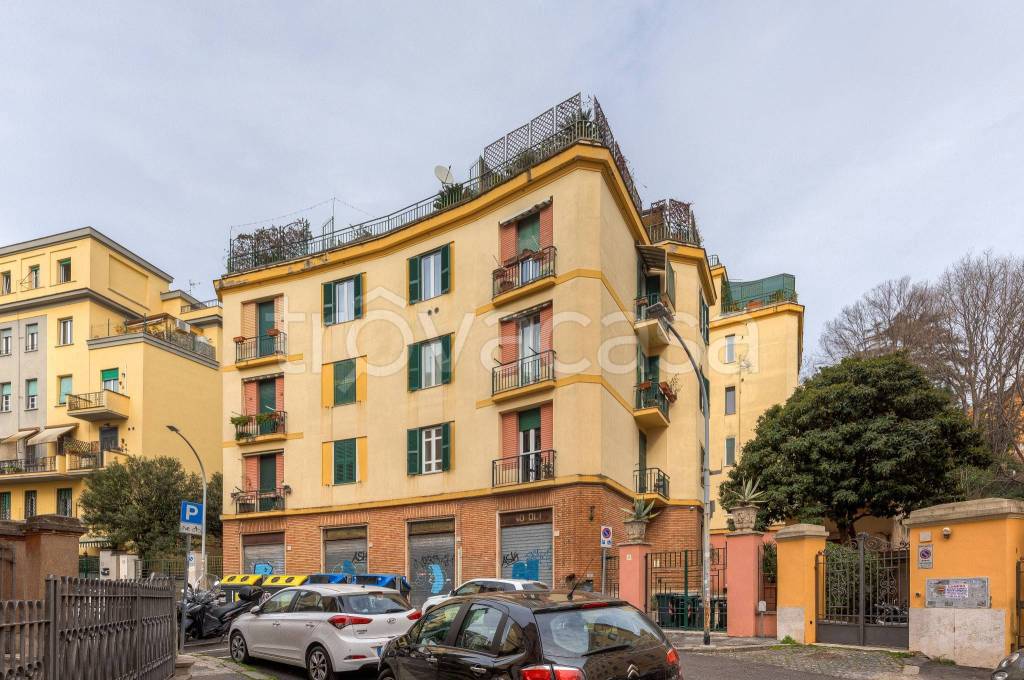 Appartamento in vendita a Roma via Annia Faustina