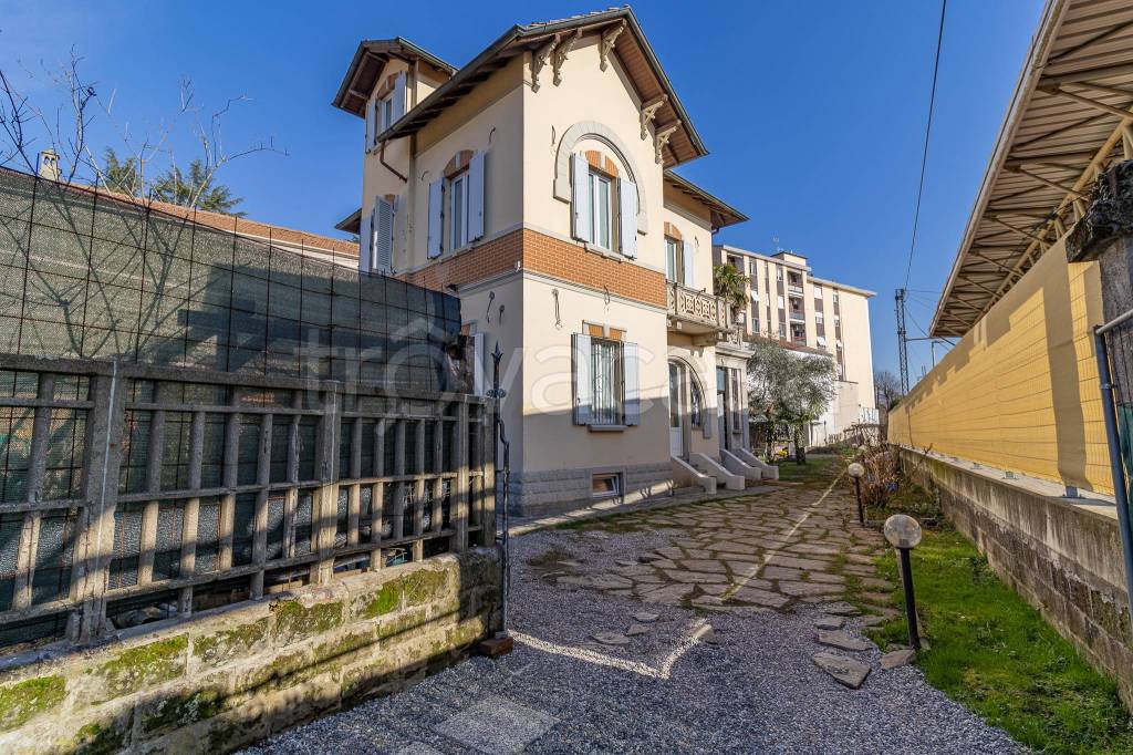 Villa in vendita a Tradate via Gian Luigi Zucchi