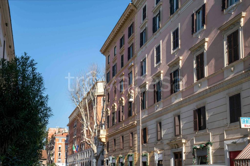 Appartamento in vendita a Roma via Mecenate, 27