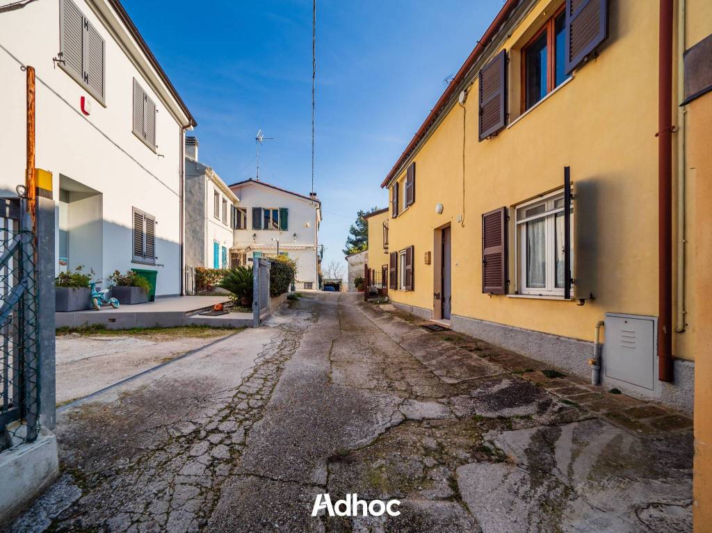 Casa Indipendente in vendita a Fano località Roncosambaccio, 36