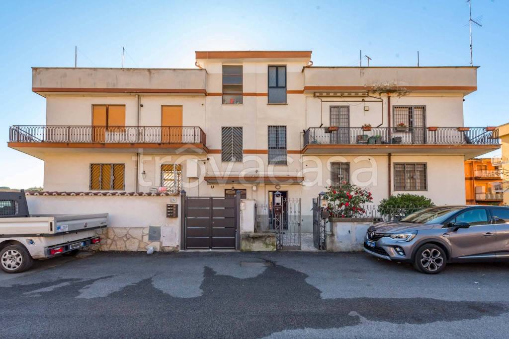 Appartamento in vendita a Roma via Troina