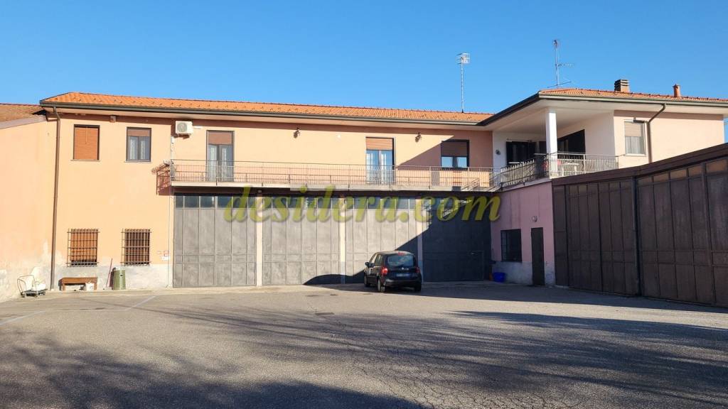 Intero Stabile in vendita a Castelletto sopra Ticino via Arquello, 35