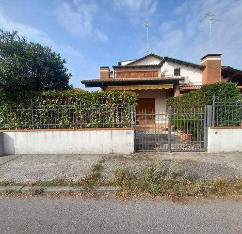 Villa in vendita a Comacchio viale Verga 168