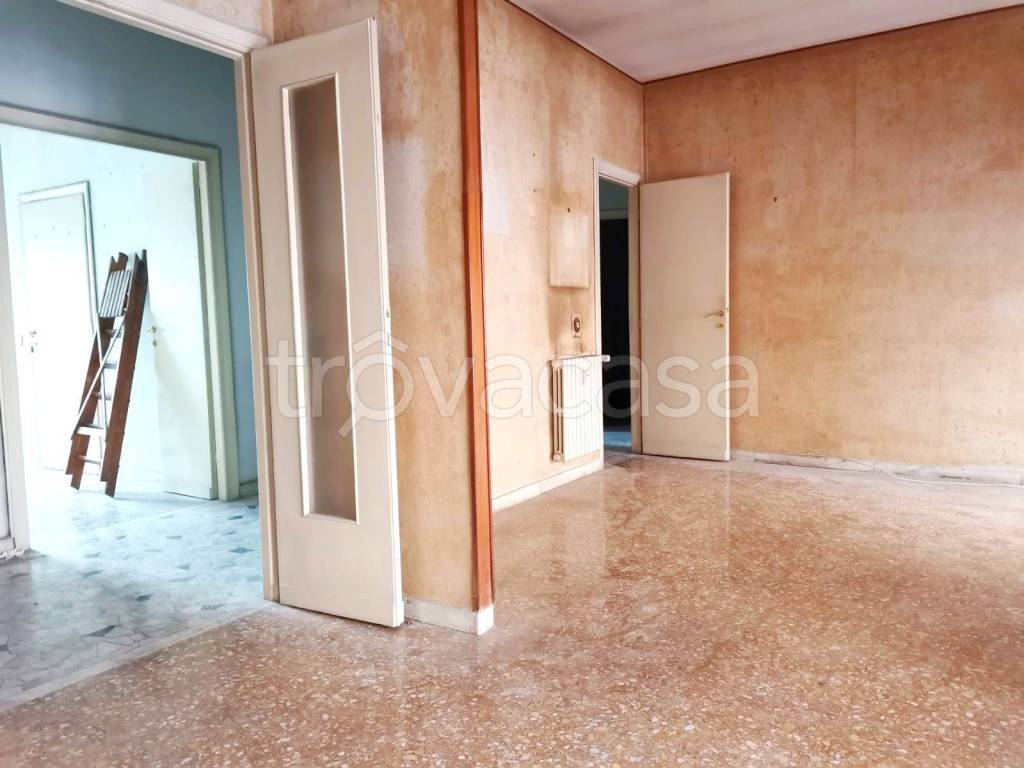 Appartamento in vendita a Roma via Giarabub