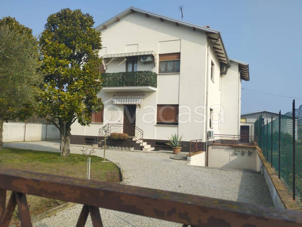 Casa Indipendente in in affitto da privato a Frassino via Vittorio Veneto, 29