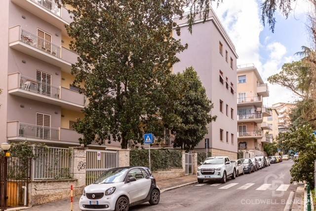 Appartamento in vendita a Roma via Stefano Jacini