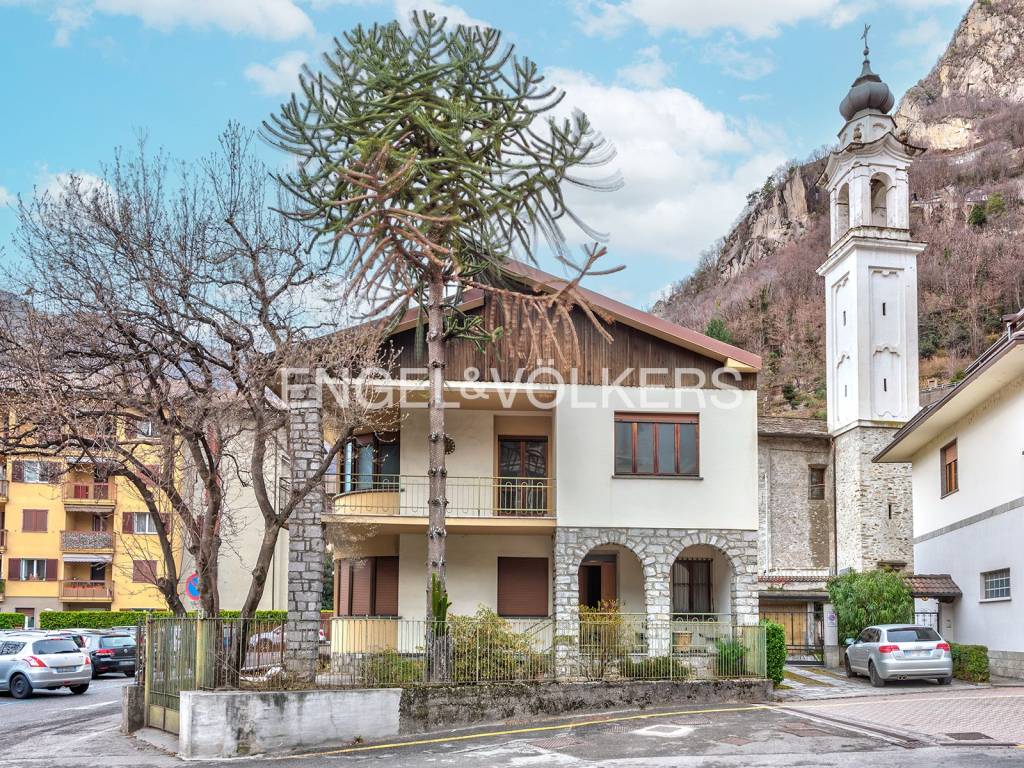 Villa in vendita a Chiavenna viale Maloggia