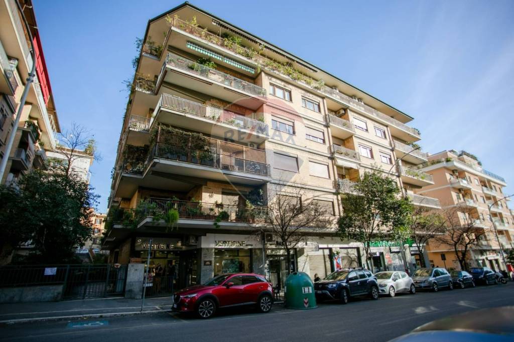 Appartamento in vendita a Roma via Fonteiana