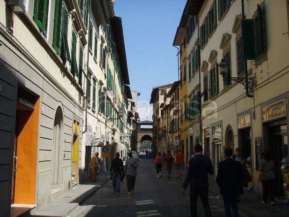 Negozio in affitto a Firenze borgo La Croce
