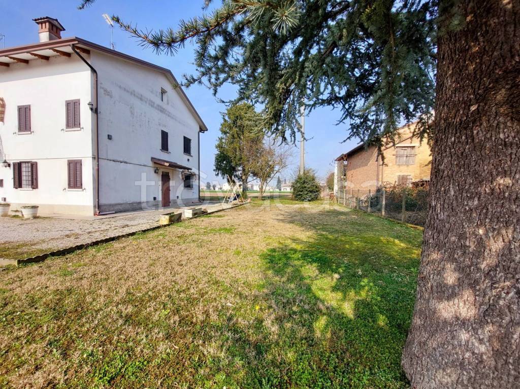 Villa Bifamiliare in vendita a Cento via Pirani, 10