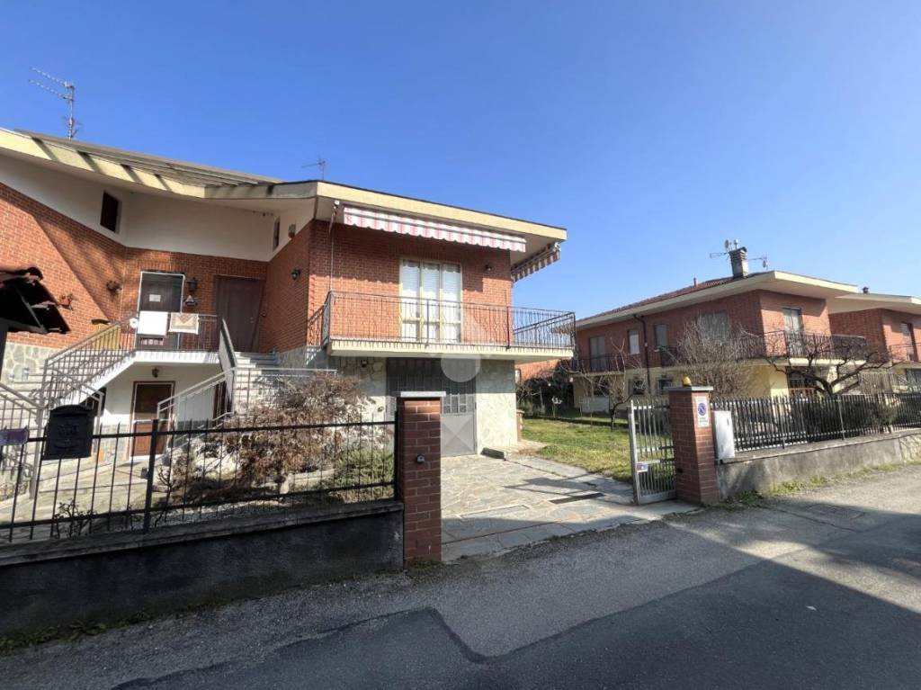 Villa Bifamiliare in vendita a Poirino via delle Rose, 4