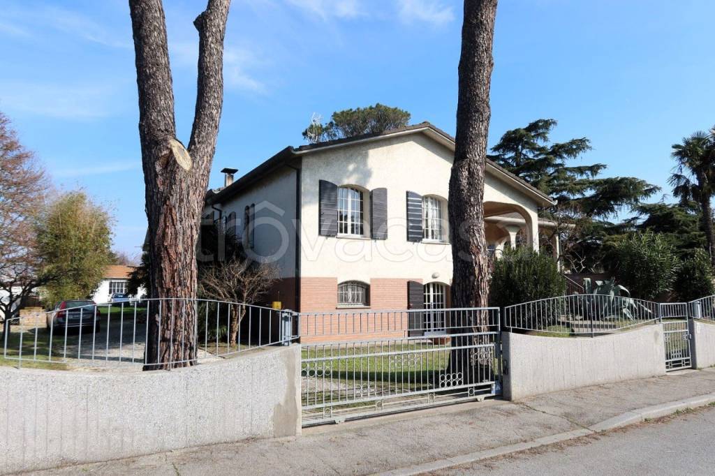 Villa in vendita a Ravenna via Don Nicola Silvagni