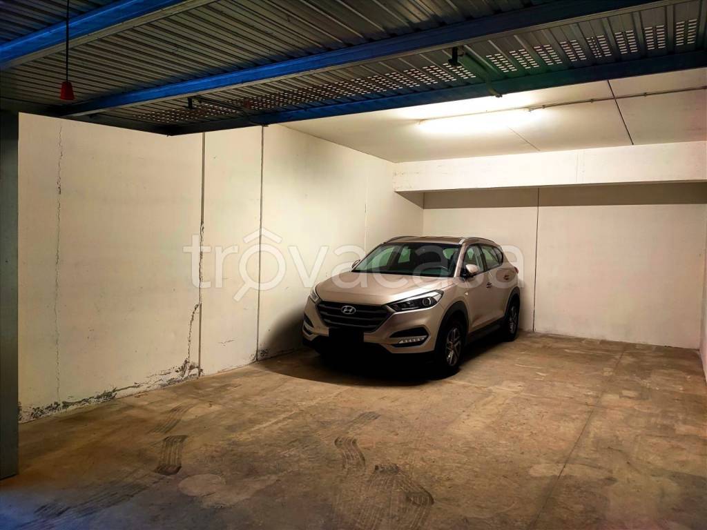 Garage in affitto a Roma via Licata, 38