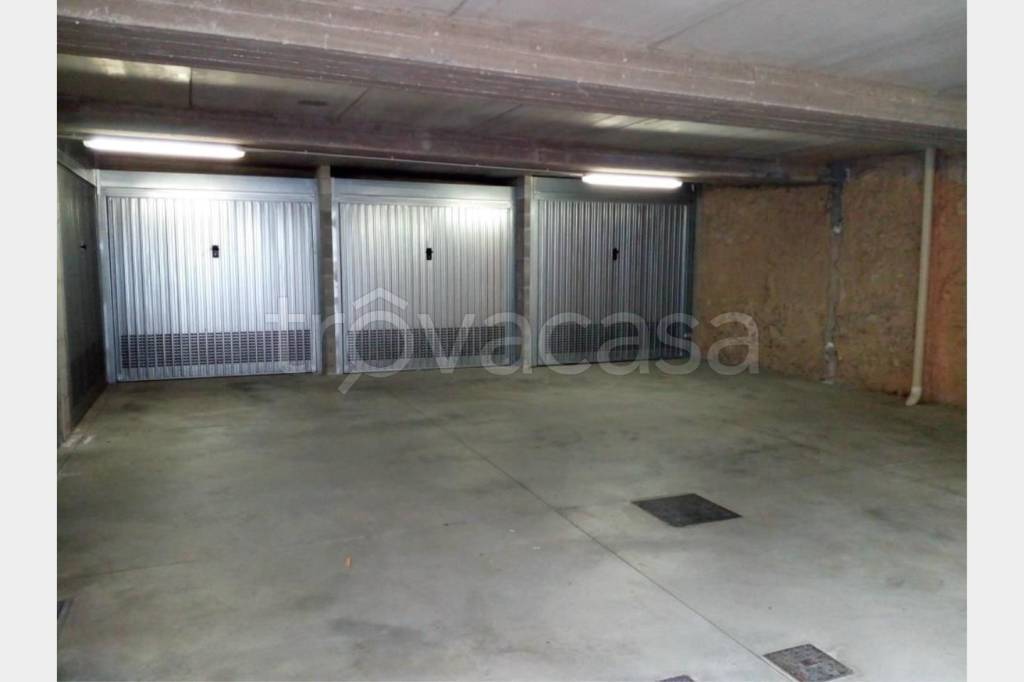 Garage in vendita a Monza via Arrigo Boito, 76