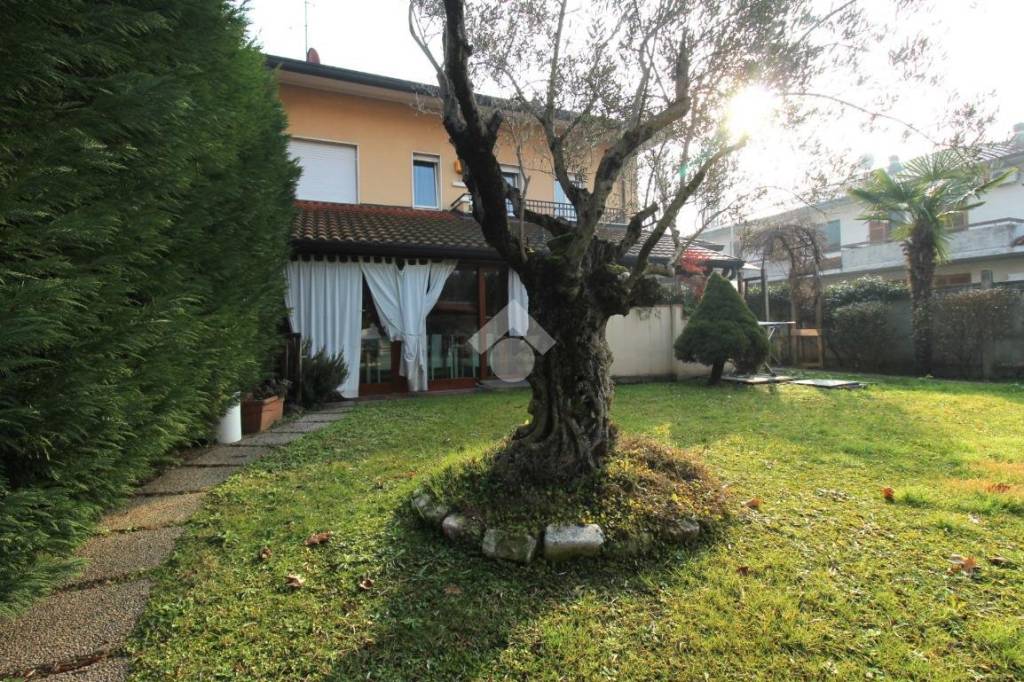 Villa Bifamiliare in vendita a Concorezzo via Don Girotti, 60