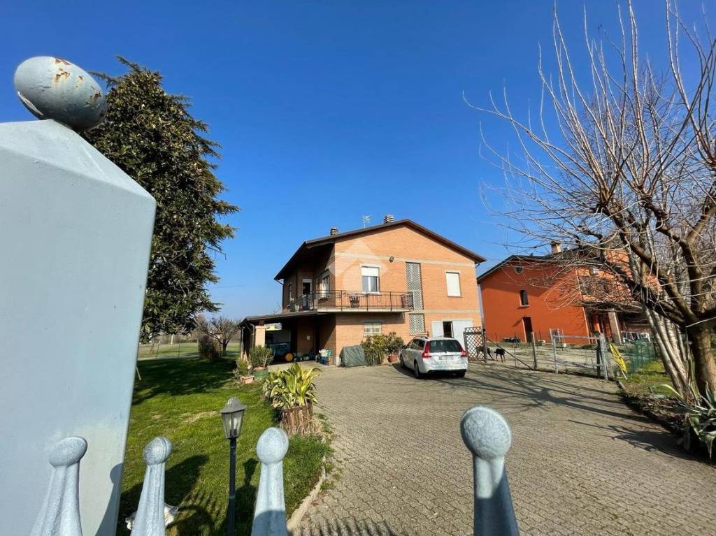 Villa in vendita a Reggio nell'Emilia via Orlando Strozzi, 130