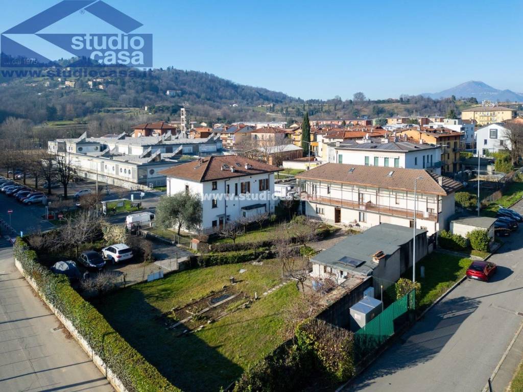 Villa Bifamiliare in vendita a Bergamo via Ruggeri Da Stabello 35