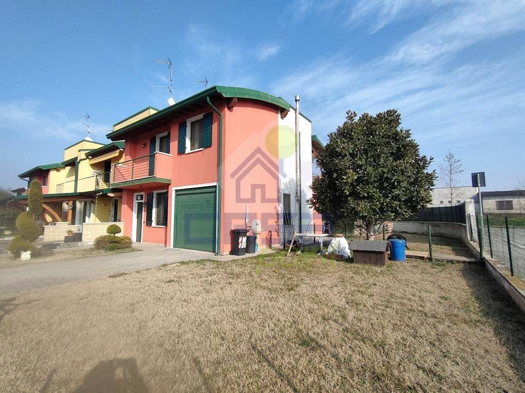 Villa a Schiera in vendita ad Acquanegra sul Chiese via carducci 44