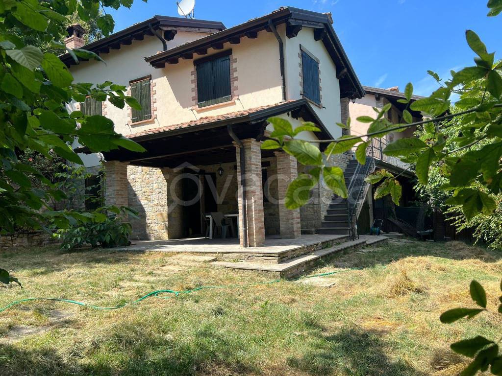 Villa in vendita a Serramazzoni via Giardini Nord, 820